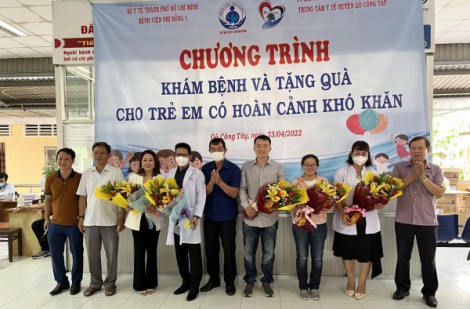 Bệnh viện Nhi đồng 1 khám và tặng quà cho trẻ em khó khăn ở Tiền Giang