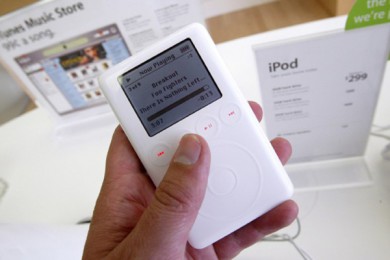 Một nhân viên trường học Mỹ bị án tù vì ăn cắp 3.000 iPod của sinh viên