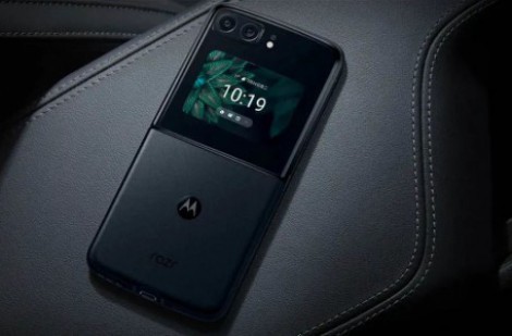 Motorola ra mắt Moto Razr 2022: Màn hình gập, giá từ 899 USD