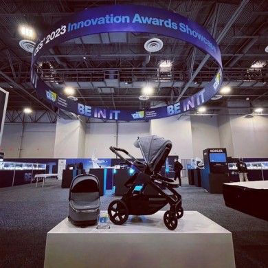 Độc lạ xe đẩy em bé tự động bằng công nghệ AI