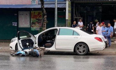 Nữ tài xế Mercedes S400 mở cửa xe gây tai nạn với xe máy: Lỗi do ai?
