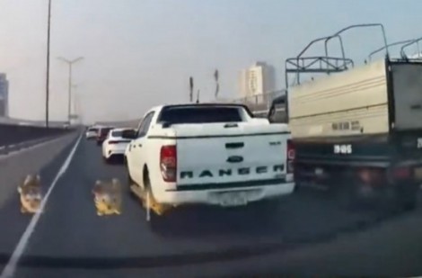 Phẫn nộ ô tô bán tải tạt đầu, ‘cướp đường’ xe khác trên cao tốc