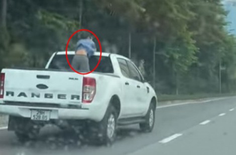Phẫn nộ tài xế chở cậu bé đi ‘dạo phố’ trên thùng xe bán tải