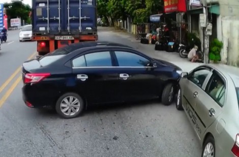 Ô tô quay đầu ẩu bị xe khác tông trúng: Tài xế nào sai?