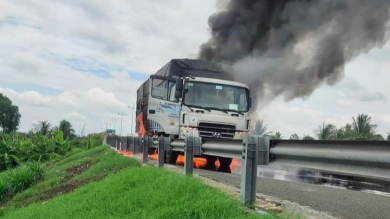 Cháy xe tải trên cao tốc TP.HCM - Trung Lương, giao thông tê liệt