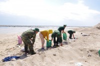 Hơn 15.000 gói thuốc lá 'lạ' trôi dạt vào bờ biển Ninh Thuận