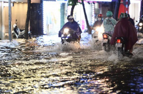 Mưa lớn cấp tập trong đêm nhấn chìm đường phố Hà Nội