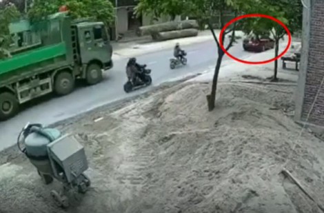 Nghệ An: Mở cửa ô tô bất ngờ gây tai nạn khiến 1 phụ nữ tử vong