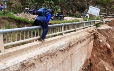 Quảng Nam: Người dân liều mình bám lan can cầu để vượt qua hố sâu sạt lở