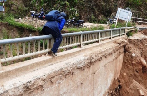 Quảng Nam: Người dân liều mình bám lan can cầu để vượt qua hố sâu sạt lở