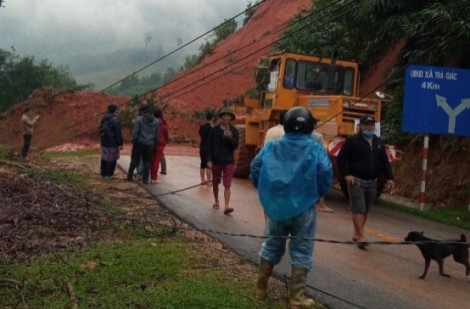 Quảng Nam: Sạt lở núi ở vùng cao, nhiều xã bị cô lập