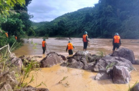 Quảng Nam: Vượt qua sông Bung khi thủy điện xả lũ, 1 người dân bị cuốn trôi