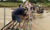 Quảng Ngãi: Chính quyền đồng hành với dân làm cầu tạm bắc qua sông Trà Khúc