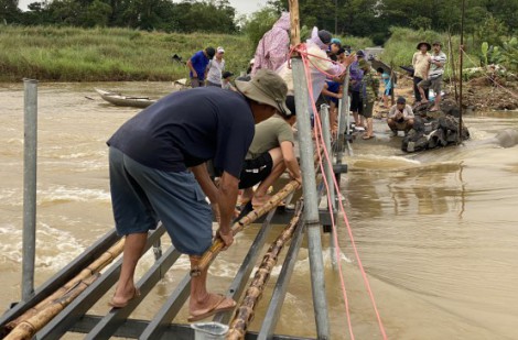 Quảng Ngãi: Chính quyền đồng hành với dân làm cầu tạm bắc qua sông Trà Khúc