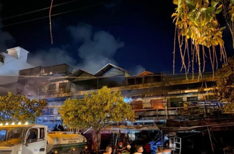 Quảng Ninh: Lửa lan cả dãy nhà, hàng trăm người chữa cháy trong đêm khuya