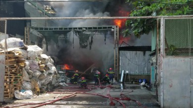 TP.HCM: Cháy lớn tại kho phế liệu, uy hiếp nhiều nhà dân xung quanh