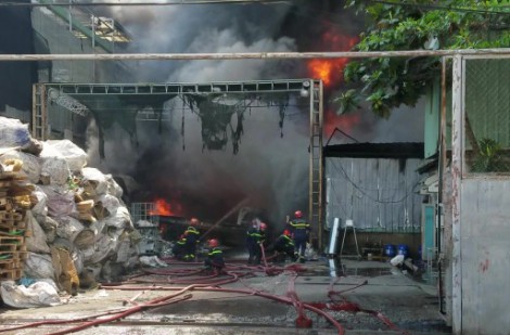 TP.HCM: Cháy lớn tại kho phế liệu, uy hiếp nhiều nhà dân xung quanh