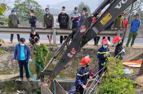 Tai nạn ở Hà Tĩnh: Cứu tài xế kẹt trong cabin xe tải dưới mương nước sâu