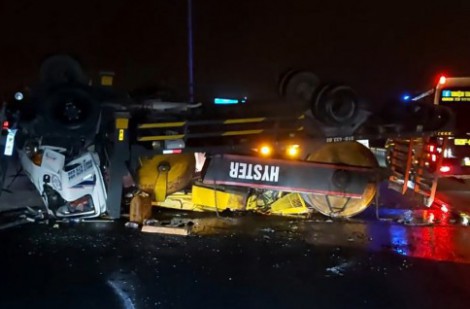 Tai nạn trên cao tốc TP.HCM - Trung Lương: Xe tải chở xe lu nổ vỏ, lật ngửa bụng
