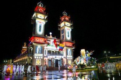 Tây Ninh: Hàng ngàn người 'đội mưa' xem rồng nhang đại lễ Hội Yến Diêu Trì Cung