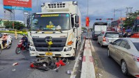 Tiền Giang: CSGT dùng xe đặc chủng đưa 2 người bị tai nạn đi cấp cứu