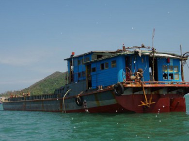 Tỉnh Bình Định tìm chủ sở hữu 'tàu ma' chở 71 kiện hàng trôi dạt trên biển