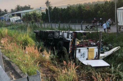 Xe tải tông sập gần 20 m ta luy, lật nhào xuống mé đường cao tốc TP.HCM-Trung Lương