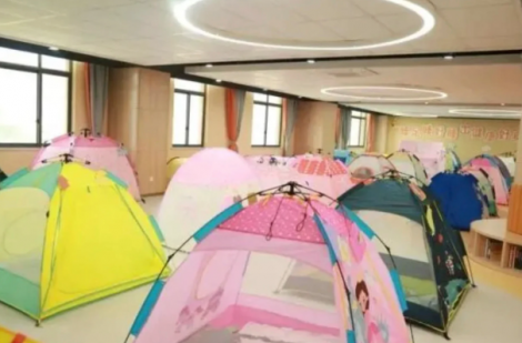 Học sinh tiểu học dựng lều ngủ trưa trong trường