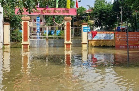 Hơn 1.000 học sinh Thanh Hóa chưa thể đến lớp vì trường ngập