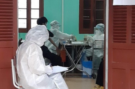 Thừa Thiên - Huế: Tiêm phủ vắc xin mũi 1 để ngày 15.12 học sinh đi học lại