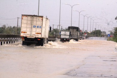 Bão Noru: Lũ dâng, chia cắt quốc lộ 1, 'chặt đứt' nhiều tuyến đường ở Quảng Nam