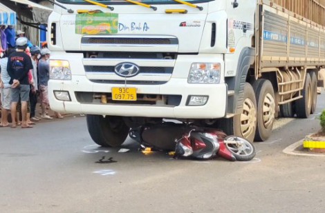 Bình Phước: Người phụ nữ bị xe tải chở mủ cao su cán tử vong tại chỗ