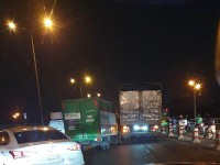 Hà Nội: Làm rõ lái xe tải cầm tuýp sắt đánh nhau gây ùn tắc cầu Thanh Trì