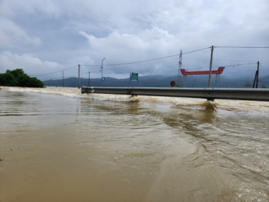 Hà Tĩnh: Quốc lộ 1 đoạn qua H.Nghi Xuân ngập sâu, nước chảy xiết