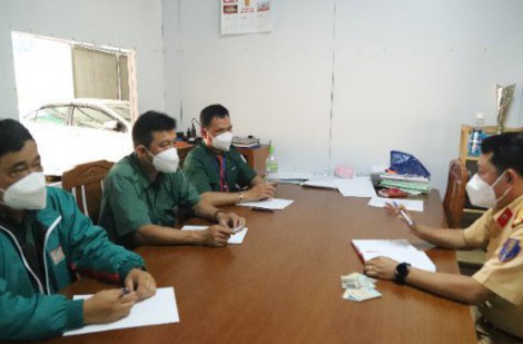 Lâm Đồng: CSGT làm việc với 3 tài xế xe khách giường nằm lấn làn, vượt ẩu