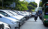 Sở GTVT không đồng ý tạm ngưng thu phí đậu ô tô dưới lòng đường