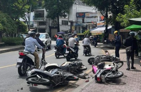 TP.HCM: Ô tô tông hàng loạt xe máy khiến nhiều người bị thương