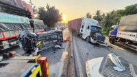 Tai nạn ở Tiền Giang: Xe đầu kéo va chạm ô tô, 6 người bị thương