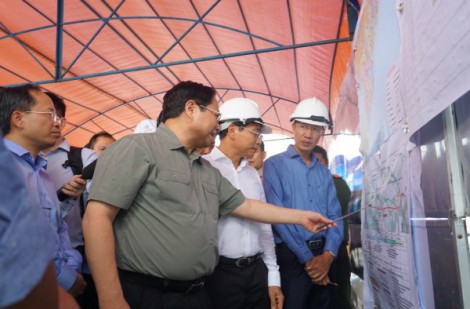 Thủ tướng Phạm Minh Chính kiểm tra thực tế công trình dự án cầu Mỹ Thuận 2