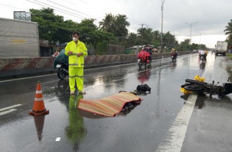 Tiền Giang: Một người đi xe máy té ngã trên QL1, bị xe tải cán tử vong