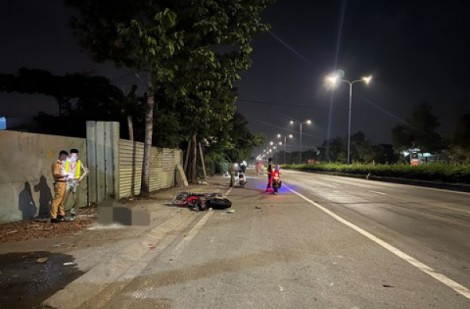 Xe máy lao lên vỉa hè tông gãy trụ bê-tông, một người tử vong