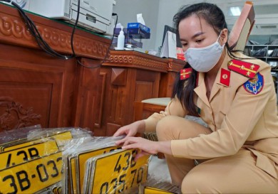 Đà Nẵng: Người dân xếp hàng đổi biển số vàng, CSGT tăng ca xử lý hồ sơ