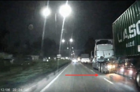 Đã rõ loại chất lỏng mà xe container “rải” trên đường khiến hàng chục người té ngã