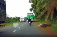 Đắk Lắk: Xác minh vụ xe khách vượt ẩu khiến người đi xe máy té ngã