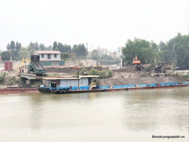 Bắc Giang: Hàng trăm tấn tro bay được đổ xuống cảng trái phép Tùng Bắc ra sao?