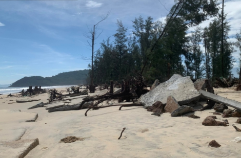 Bờ biển ở Thừa Thiên Huế sạt lở nghiêm trọng sau bão số 4
