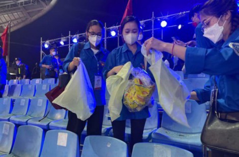 Gần 100 tình nguyện viên tham gia gom rác tại Sân vận động quốc gia Mỹ Đình