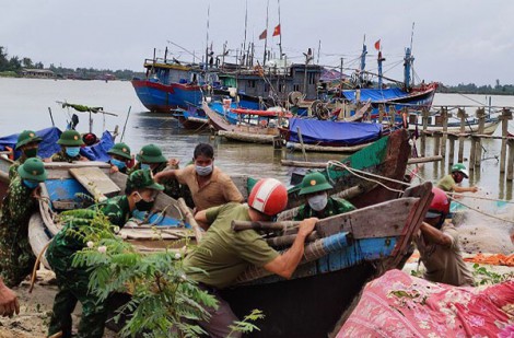 Quảng Trị và Huế kêu gọi hàng nghìn tàu thuyền về tránh bão Noru