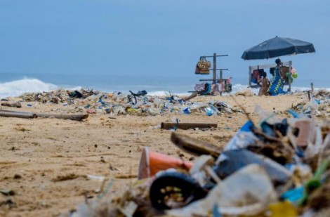 Tái chế rác thải đại dương thành vòng tay và túi xách