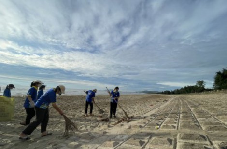 Đoàn viên thanh niên tỉnh Thanh Hóa giữ màu xanh cho biển